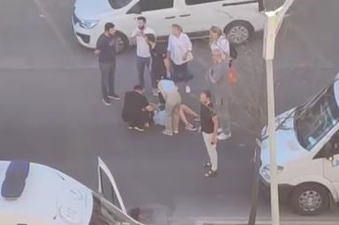 Yolun karşısına geçen kadına aracın çarptığı anlar kamerada