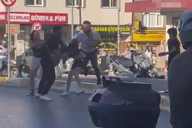 Motosikletli kadınları darp eden şahıslar kamerada