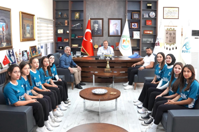 İznik’in Gururu Belediyede: Türkiye 2’ncisi Softbol Takımından Başkan’a Ziyaret