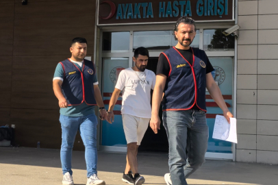 Jandarma aranan zanlıyı kız arkadaşıyla kafede çay içerken yakaladı