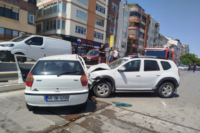 Karşı şeride geçen araç otomobille çarpıştı: 1 yaralı