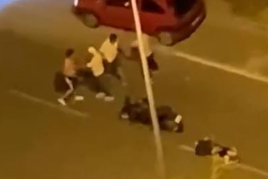 Kavga eden 2 kişi, yere yığılan kadına aldırış etmeden kavgaya devam etti