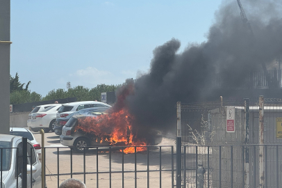 Park Halindeki Otomobil Alev Aldı
