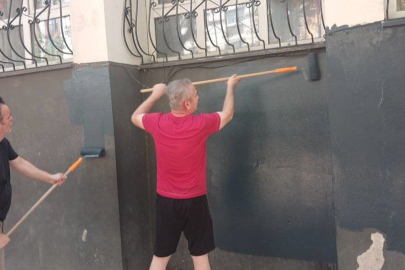 Tatili fırsata çeviren idareci, öğretmen ve veliler okulun hem bakımını yapıyor hem de güzelleştiriyor