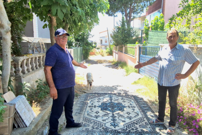Tozdan çamurdan bıktılar, çareyi halı sererek buldular