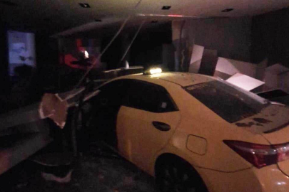 Taksi, Park Halindeki Motosiklete Çarpıp Dükkana Daldı