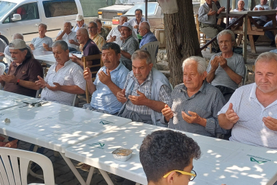 Mahallede imece usulü ile yapılan aşure konuklara ikram edildi