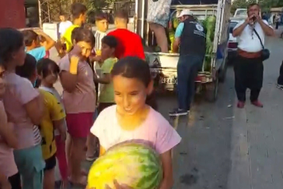 Hayırsever Esnaf Yaz Sıcağında Ücretsiz Karpuz Dağıttı