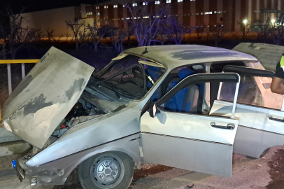 Feci Kaza! Otomobil Bariyerlere Ok Gibi Saplandı