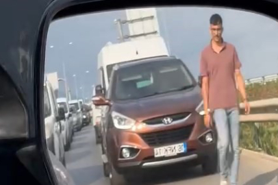 Emniyet Şeridini Yürüyerek Protesto Etti