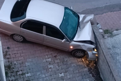 Kontrolden Çıkan Otomobil Duvara Çarparak Durabildi
