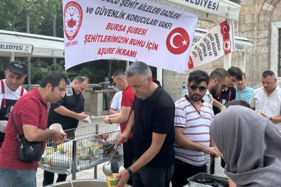 Bursa'da Şehitlerin Hayrına Aşure Dağıttılar
