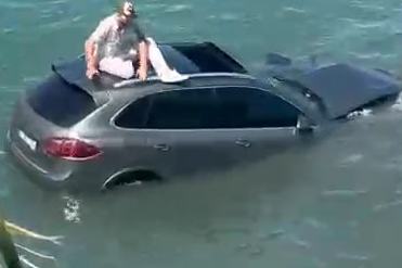 Balıkesir'de Korku Dolu Anlar: Otomobil Denize Uçtu