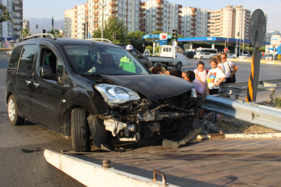 Kavşakta İki Otomobil Çarpıştı: 1 Yaralı
