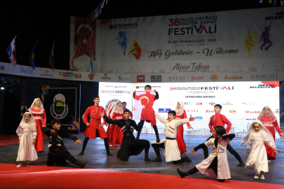 İnegöl’de Kültürler Sahneye Taştı: 12 Dernek Halk Danslarıyla Büyüledi