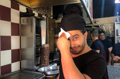 Dönerle Birlikte Onlar da Pişiyor: Döner Ustalarının Zorlu Mesaisi