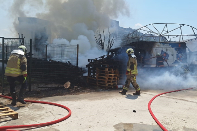 Fabrika Deposu Alevlere Teslim Oldu