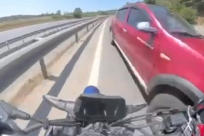 Sol şeritten hızla giden motosiklet sürücüsü tersten gelen otomobili son anda fark etti