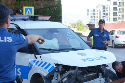 Otomobil ile polis aracı çarpıştı:  4 yaralı