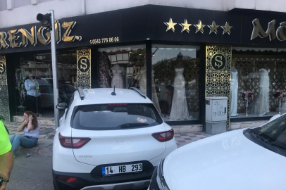 Amasya’da kaza yapan aracın vitrine çarptığı anlar kamerada