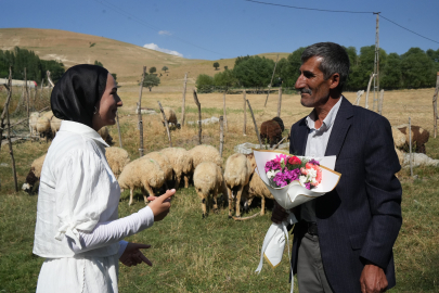 Çimen, YKS sevincini babasıyla çiçekli sürprizle paylaştı
