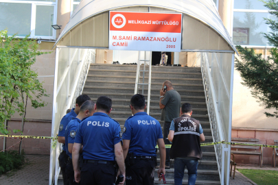 Husumetlisini namaz kılarken boğazını keserek öldürdü