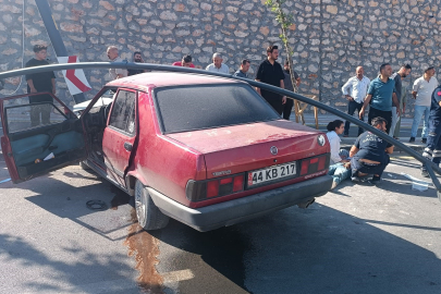 Kontrolden çıkan otomobil refüje çarptı: 4 yaralı