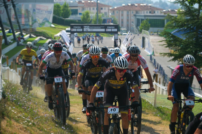 Sakarya'da nefes kesen şampiyona: Genç pedallar zirve için yarıştı