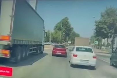 Tırın kör noktasında kalan otomobil, kullanılmaz hale geldi