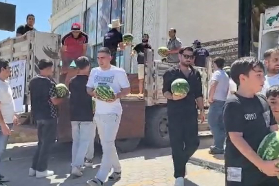 Bir kamyon kasası karpuz, dakikalar içerisinde tükendi!