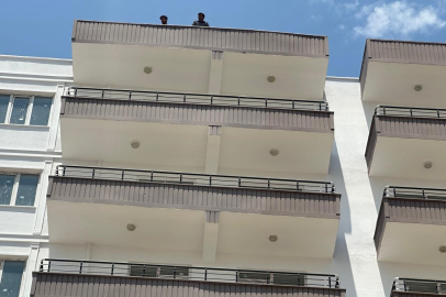 İki İşçi Haklarını Alamayınca Binanın Tepesine Çıktı!