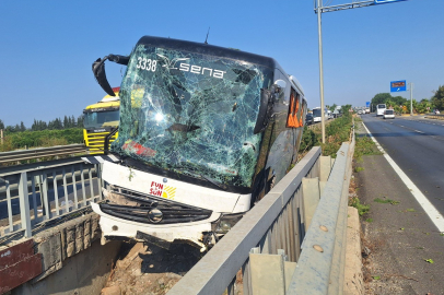 Kaza yapan otobüs felaketten kıl payı kurtuldu