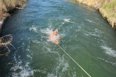 Bursa'da sıcaktan bunalan gençler sulama kanalında yüzerek serinledi