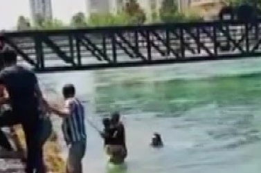 Boğulmak üzere olan çocuğu kurtardı: O anlar kamerada