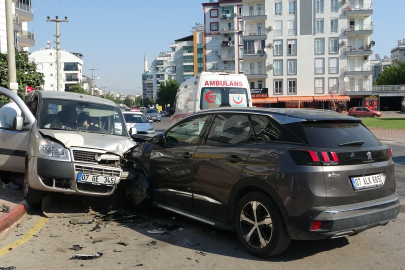 Sürücü, park halindeki araca çarparak durabildi