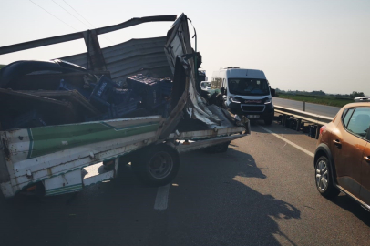 Karacabey'de Kamyonet Kamyona Arkadan Çarptı