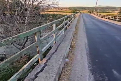 İki mahalleyi birbirine bağlıyor, her araç geçtiğinde beşik gibi sallanıyor