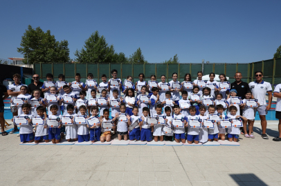 Bursa Büyükşehir Belediyesi  Yaz Spor Okulları yüzme branşı ikinci dönemi sona erdi