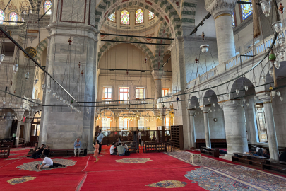 İstanbul sıcaktan bunalınca tarihi camilere sığındı