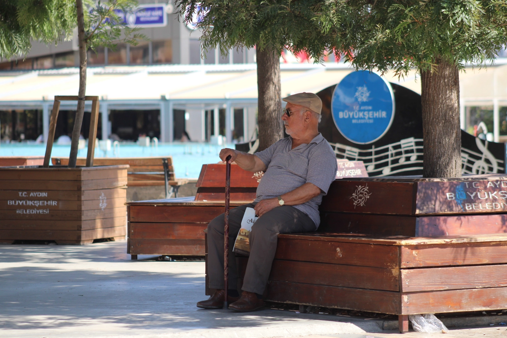 Termometre 44 dereceyi gösterdi, vatandaşlar sığınacak gölge aradı!