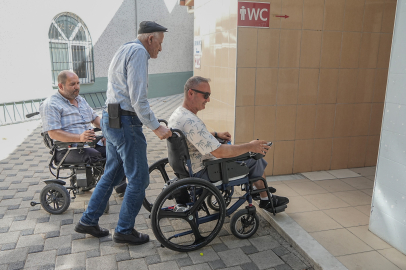 Bedensel engelli vatandaşlar yüksek basamak nedeniyle cami lavabolarına erişemiyor...