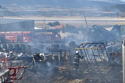 Fabrika deposunda çıkan yangında 2 işçi dumandan etkilendi