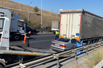 İzmir’de otomobil tıra çarptı: 1 ölü, 1 ağır yaralı