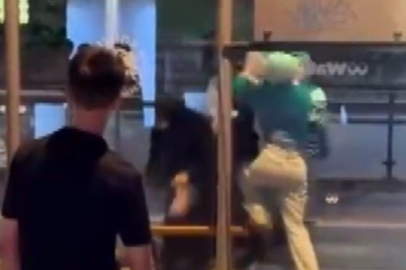 Genç Kızlar Sokak Ortasında Birbirine Girdi!