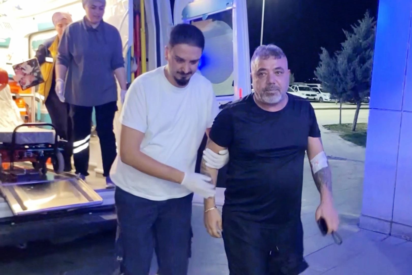 Bacağından vuruldu, sedyeyi reddedip yürüyerek acile girdi!