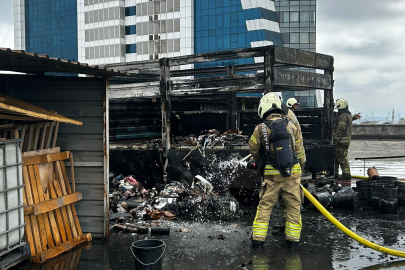 Kamyonetin kül olduğu, otomobilin hasar aldığı anlar cep telefonu kamerasına yansıdı