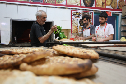 Fırıncılar, ateş başında ekmek parası için çalışıyor