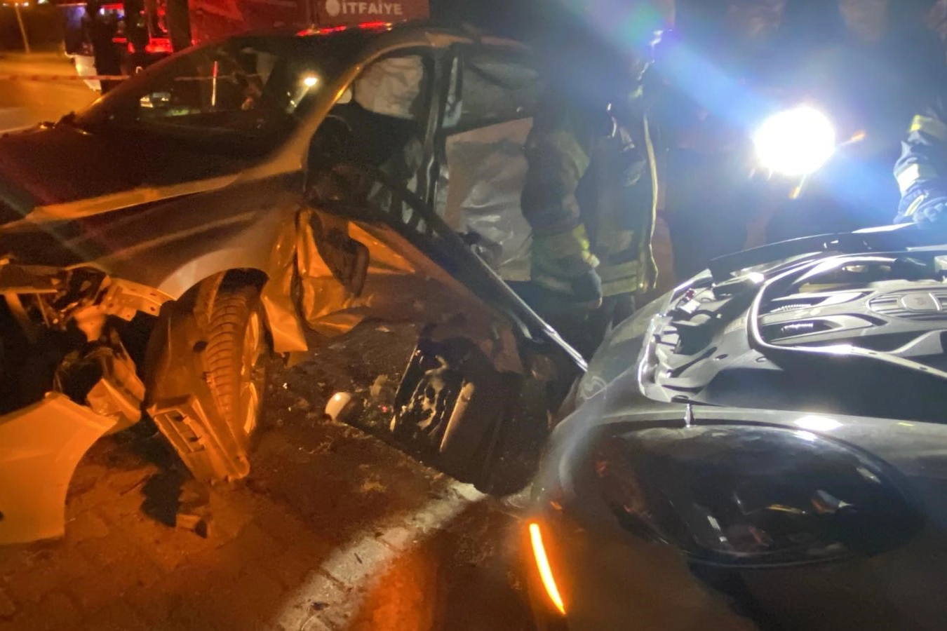 Kocaeli'de iki otomobil çarpıştı