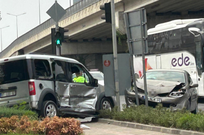 Kırmızı ışık ihlali yapan araç kazaya karıştı... O anlar kamerada