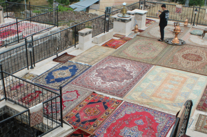 Yüz yıllık el dokuması halılar, güvelenmemesi için havalandırıldı